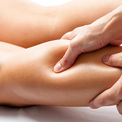 masseuse work patients calf