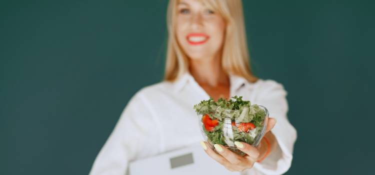 smiling-rdn-extending-a-small-salad-bowl