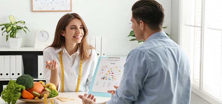 nutritionist reviews diet plan with client